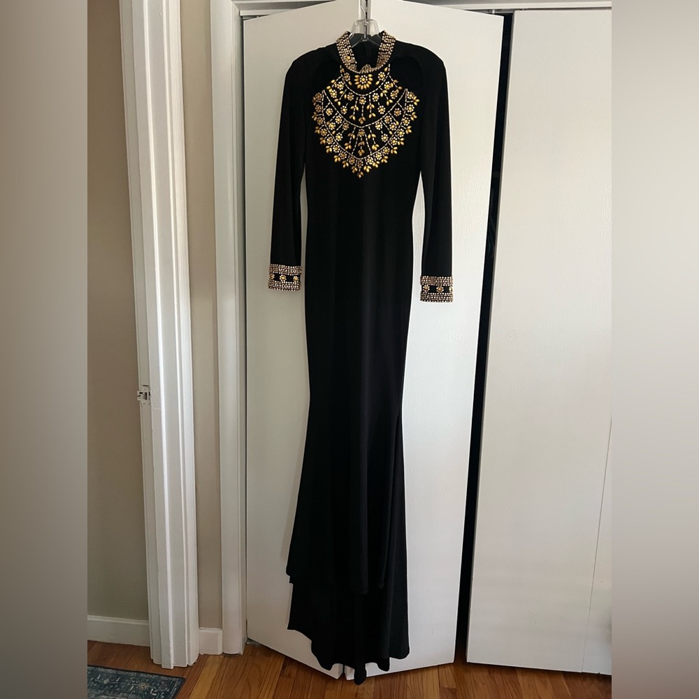 Black dress,
Body con